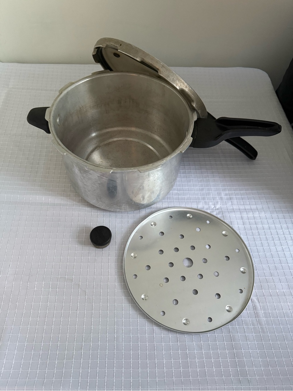 Presto 409A 6Qt Aluminum Stove Top Pressure Cooker Locking Lid w/ Rack